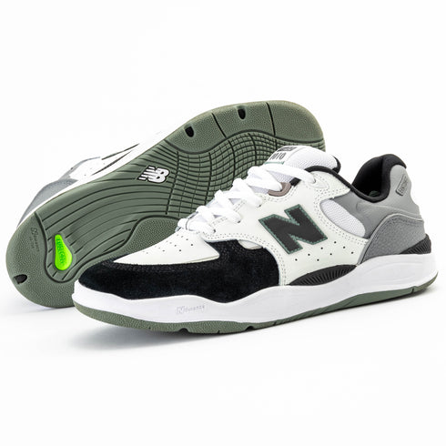 The first pro model for skater Tiago Lemos, our New Balance Numeric NM1010 blends '90s-inspired style with cutting-edge design to create a go-to shoe for skating. With a suede and mesh upper, this nostalgic shoe features a plush FuelCell foam midsole to help deliver comfort and a reinforced feel. The no-sew overlays help finish this shoe off with a sleek finish to deliver the perfect look and fit.